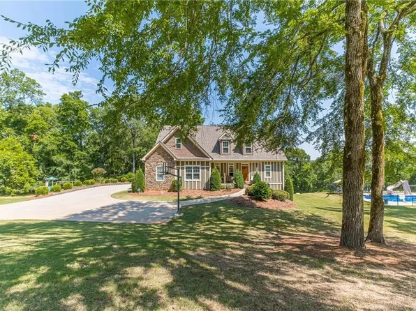 1625 Maple Ridge Dr, Loganville, GA 30052