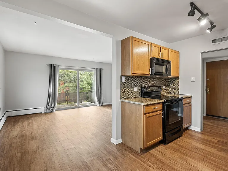 1333 N York St — Photo 8