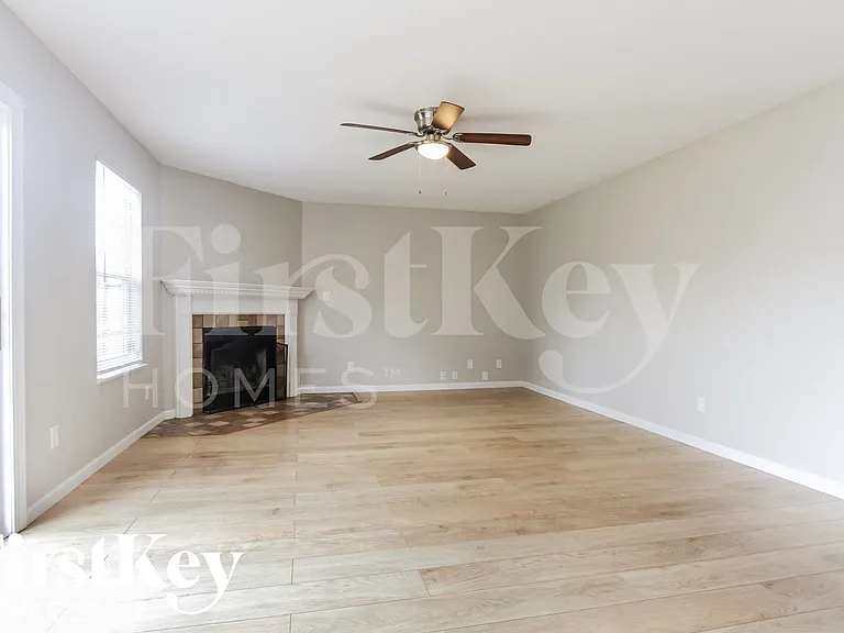 746 Apple Ln — Photo 3