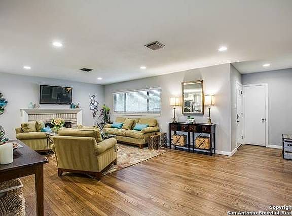 3rd image of 202 Oakleaf Dr