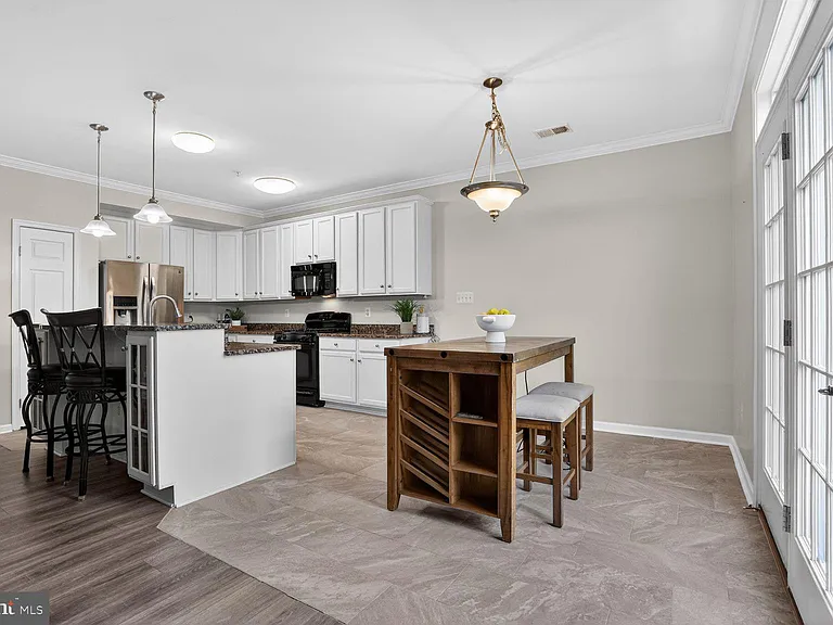 2621 Eastbourne Dr — Photo 13