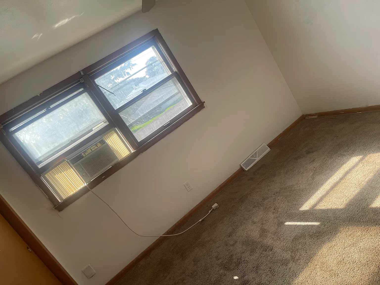 2 bed, 1.5 bath, 2000 sqft, $1,100 — Photo 2