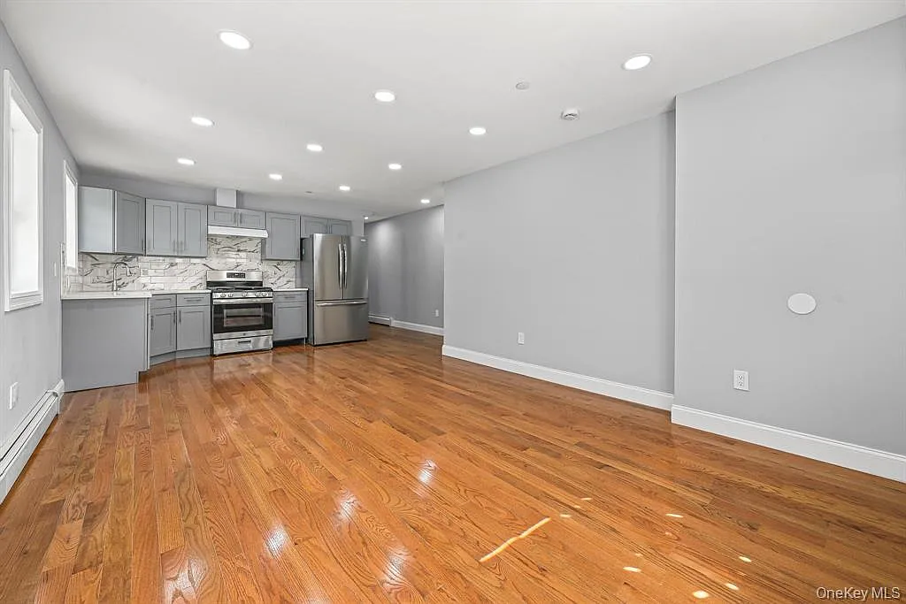 3 bed, 1.0 bath, 1000 sqft, $3,500 — Photo 3