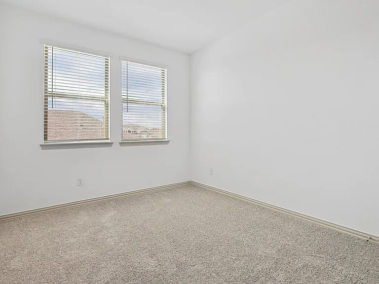517 Parkside Dr — Photo 14