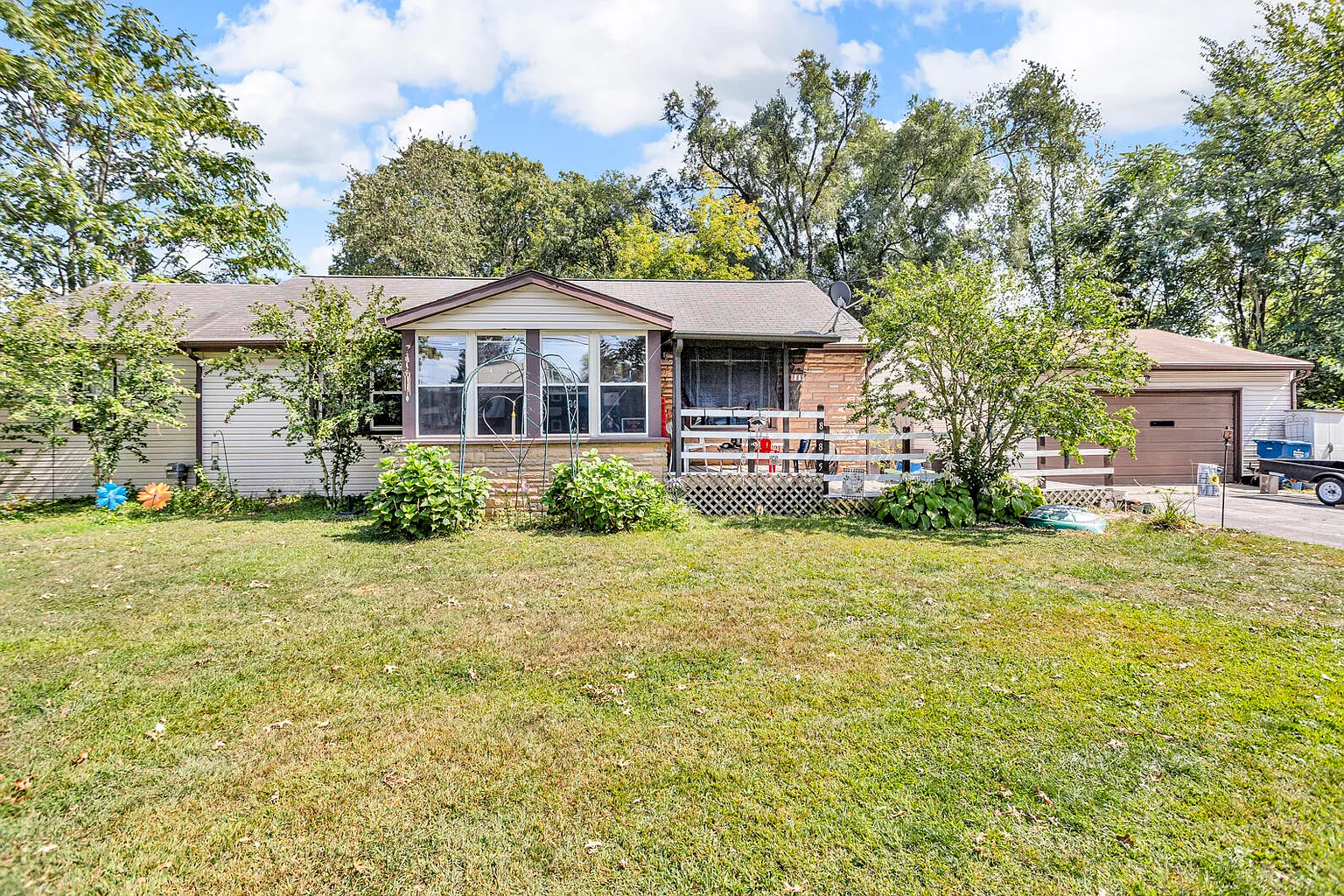885 Bryant Ave photo 1
