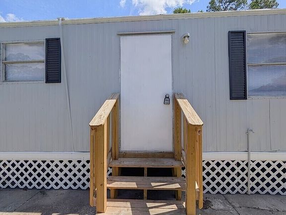 4th image of 4351 Putnam Ave #27