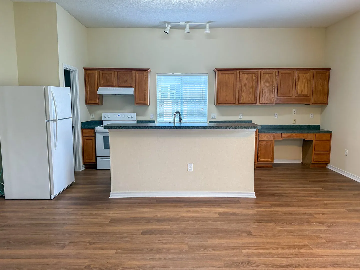 5442 East Brook Drive — Photo 2