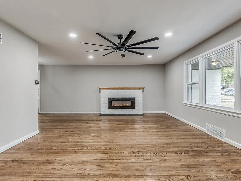 349 SE Rockwood Ave — Photo 9