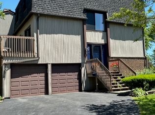 49 Lake Shore Dr, Roselle, IL 60172