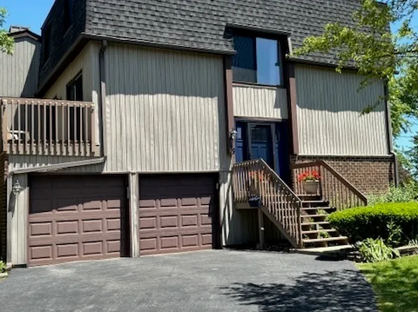 49 Lake Shore Dr, Roselle, IL 60172