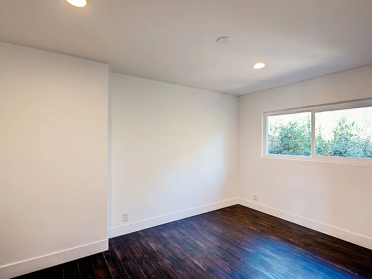 1321 W 36th Pl — Photo 19