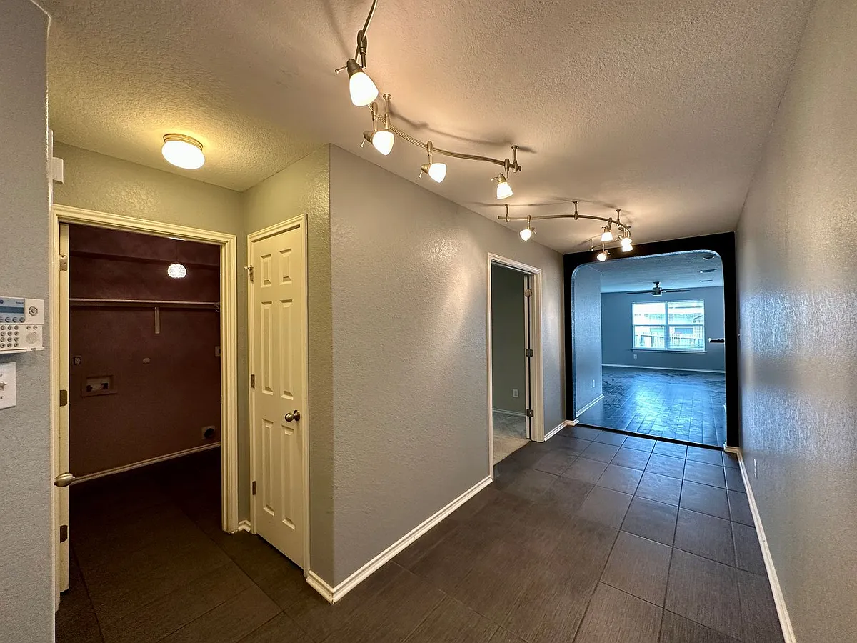 Building Photo - 11515 Valley Gdn