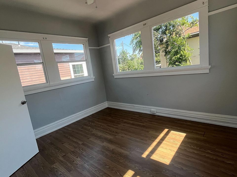 1st image of 310 E Oak St #316