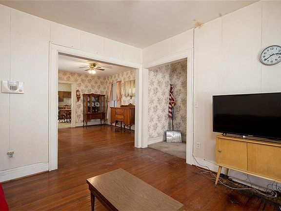 4th image of 197 Parkdale Ave