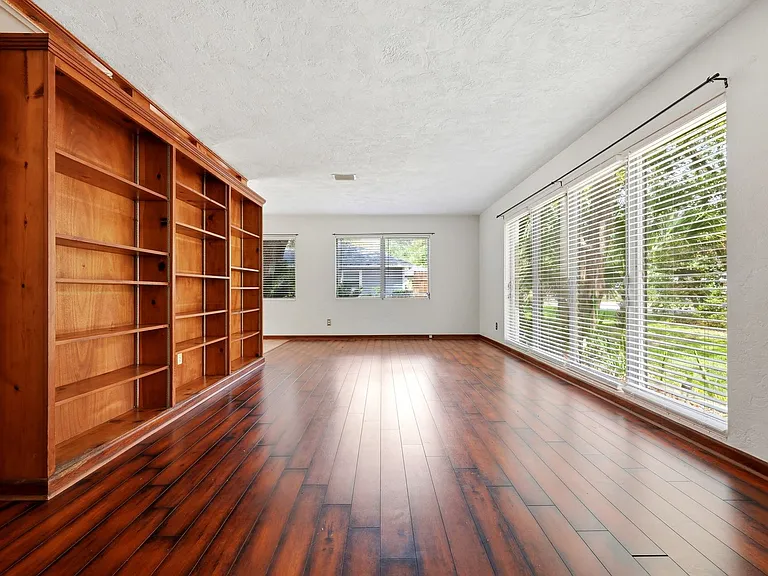 1038 NE 21st Ave — Photo 8
