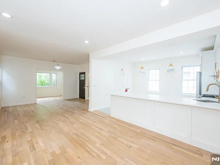 231 Waverly Pl — Photo 6