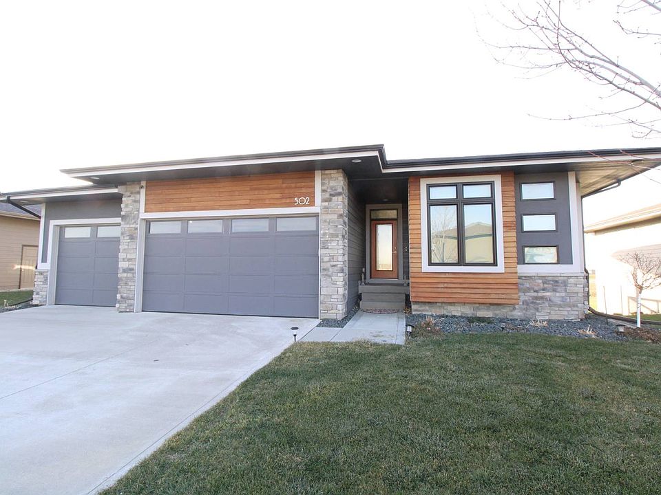 1st image of 502 NE Westgate Dr