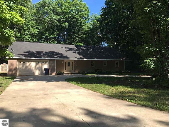 2nd image of 4368 W Circle Dr NE