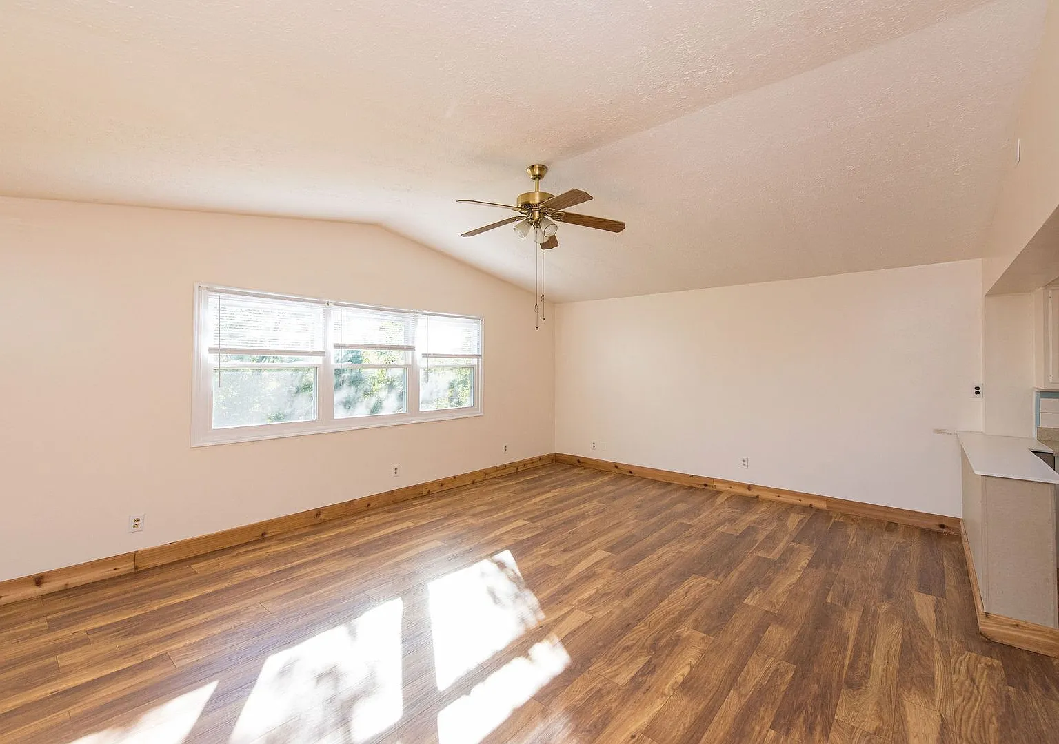 Bridgetown - Charming, Private 3 Bed W Huge Yard — Photo 4