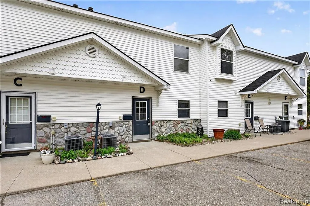 Building Photo - 48 Broadway St #D