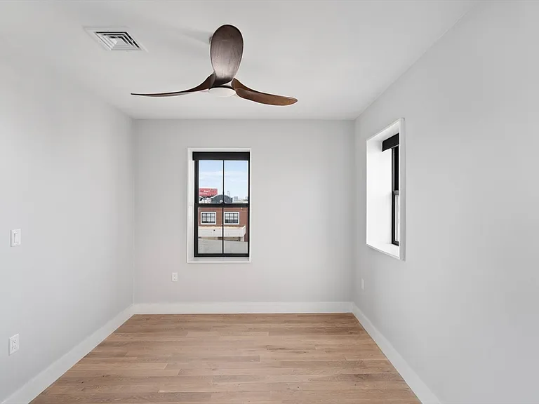 631 Saratoga St #4 — Photo 11