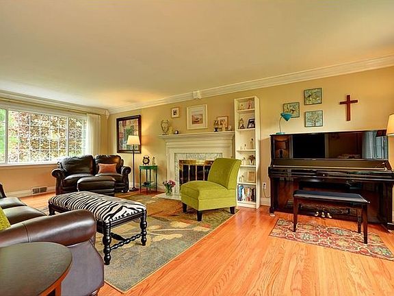 4th image of 2439 Berkshire Dr