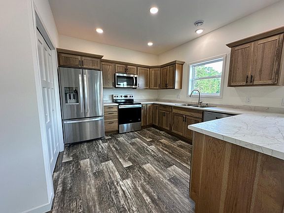 3rd image of 711 Cherry Ln