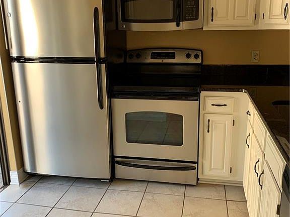 3rd image of 3100 Fairfield Ave Unit 14D