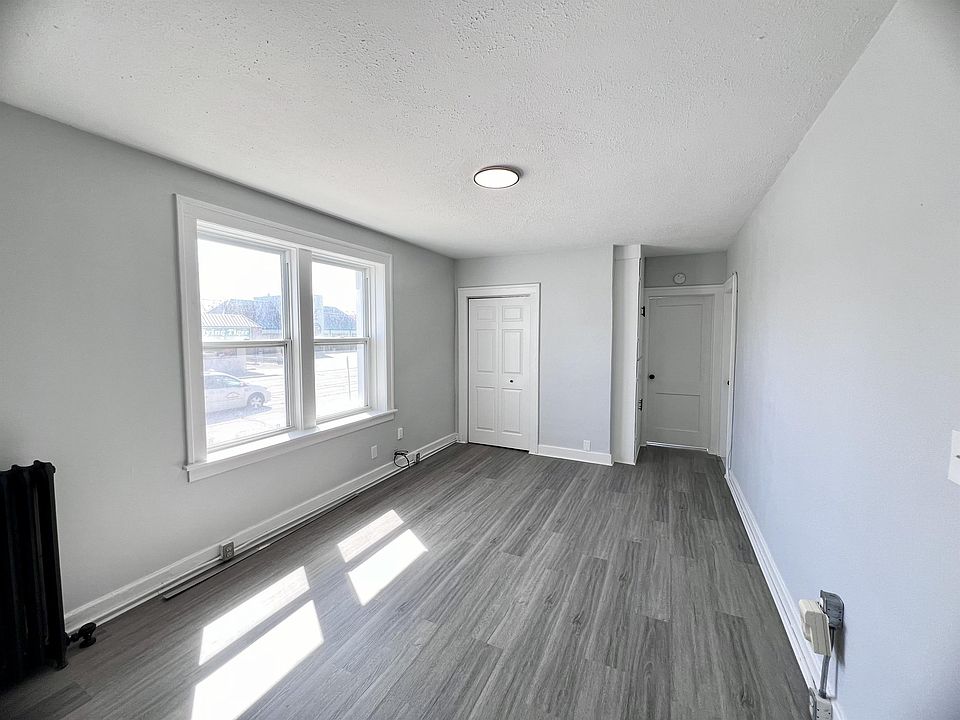 1st image of 1518 University Ave W #4
