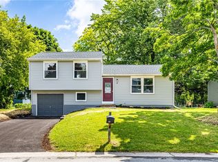 32 Coachlight Cir, Farmington, NY 14425
