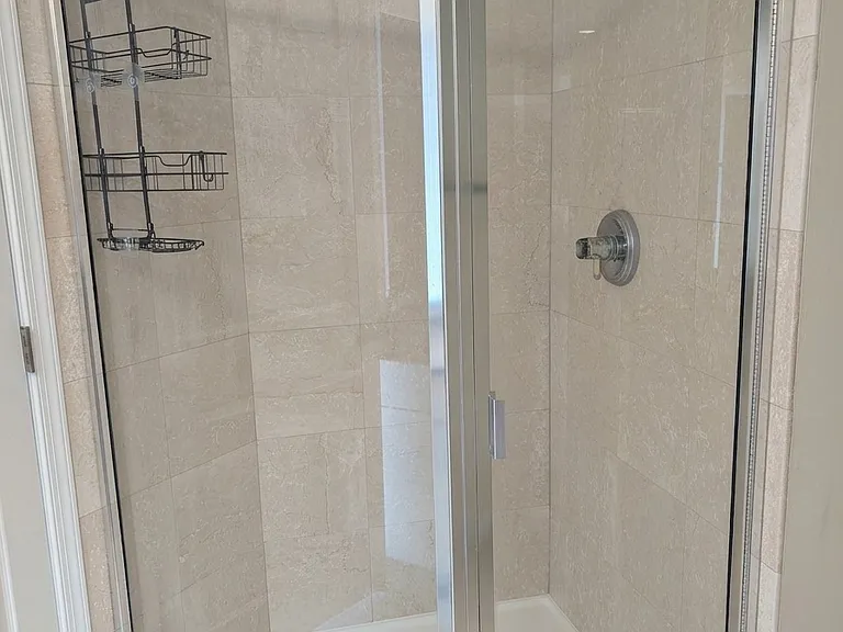 Master bathroom: Separate shower