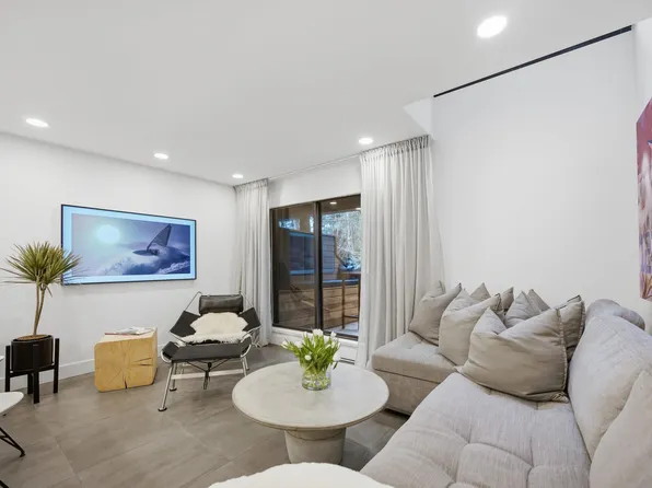 3321 Mountain Hwy, North Vancouver, BC V7K 2H4