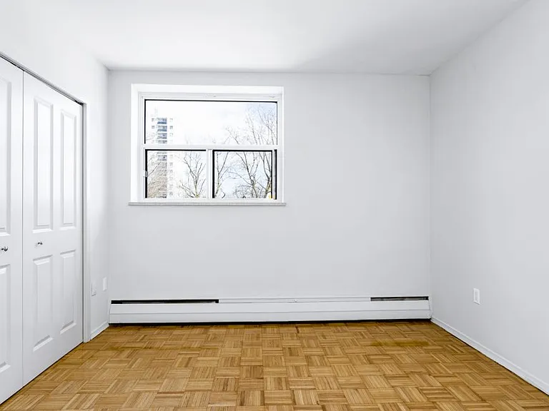 1219 Dundas St W — Photo 11
