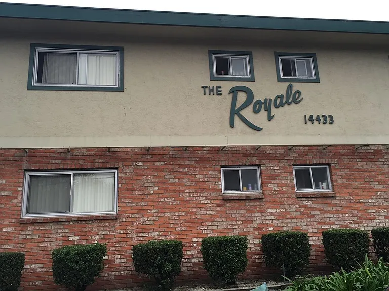 ROYALE APARTMENTS — Photo 39