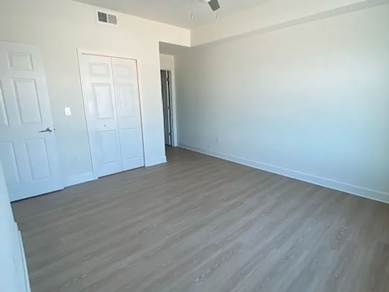 San Carlos Apartments — Photo 39