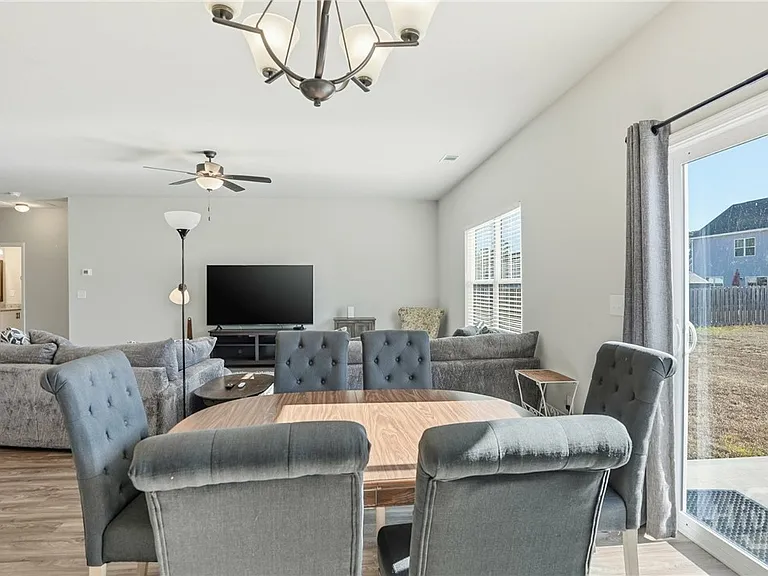 141 Hayden Pl — Photo 3