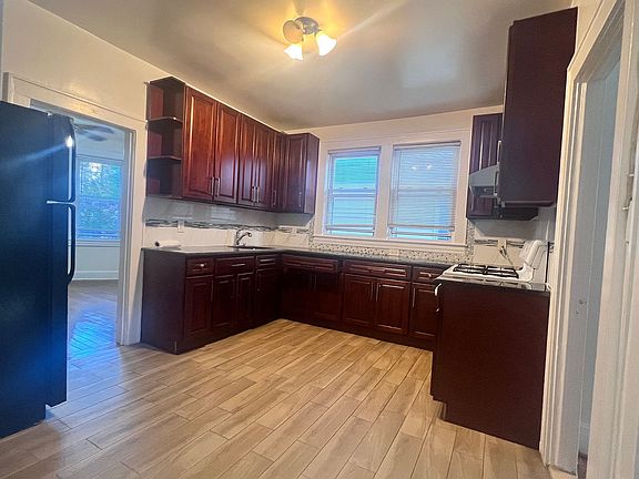 3rd image of 15-20 126th St #1