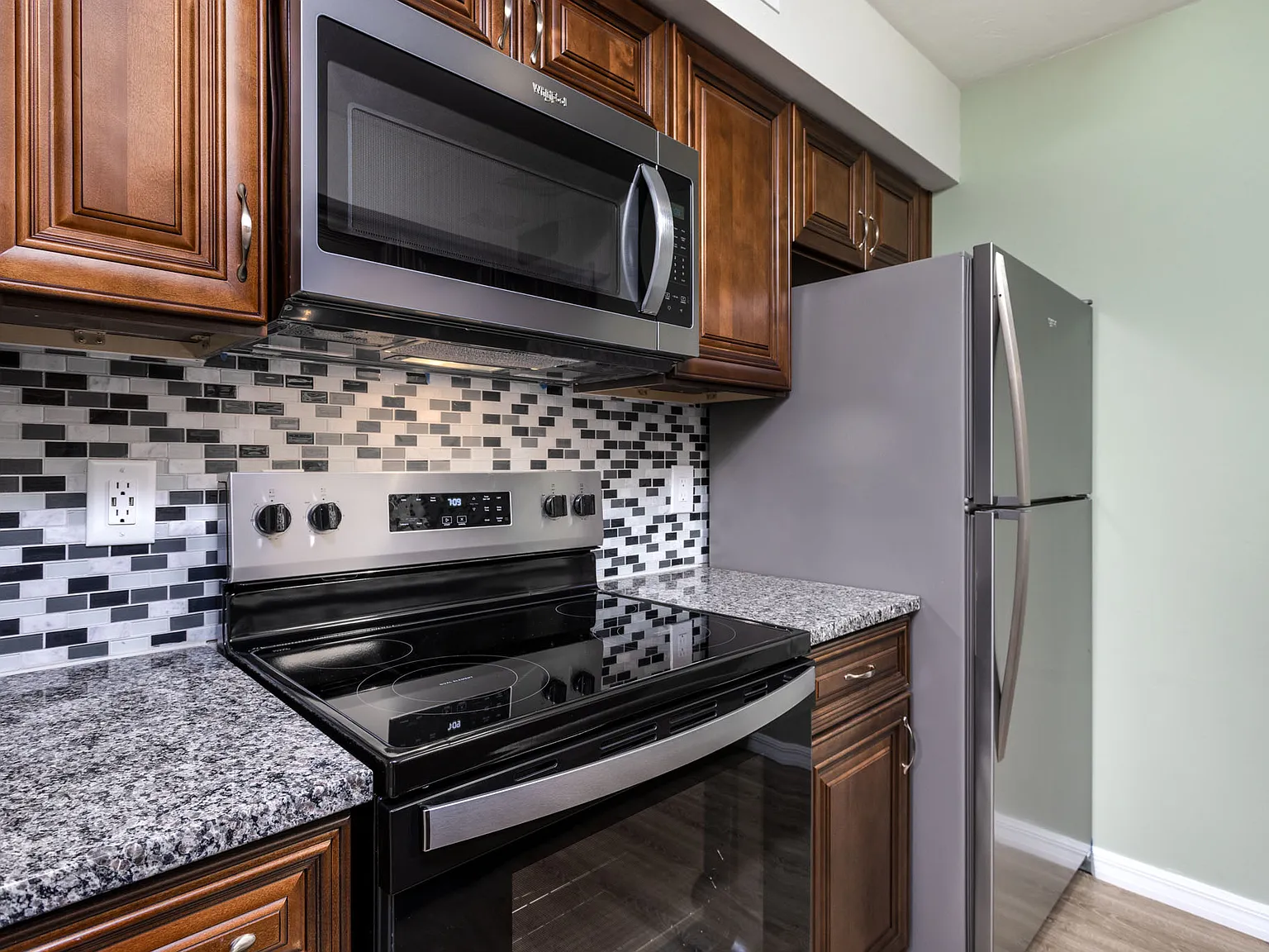 2 bed, 1.5 bath, 966 sqft, $1,375 — Photo 1