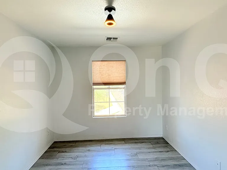 1103 E Grove St — Photo 17