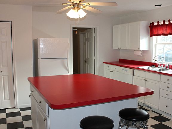 5th image of 104 S Bissell St