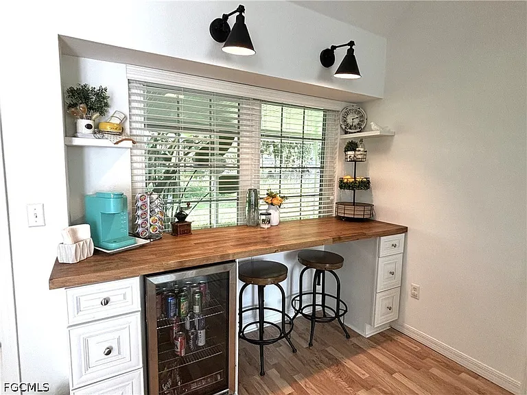 1090 Woods Dr — Photo 9