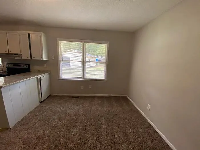 3 bed, 1.0 bath, 984 sqft, $1,390 — Photo 3