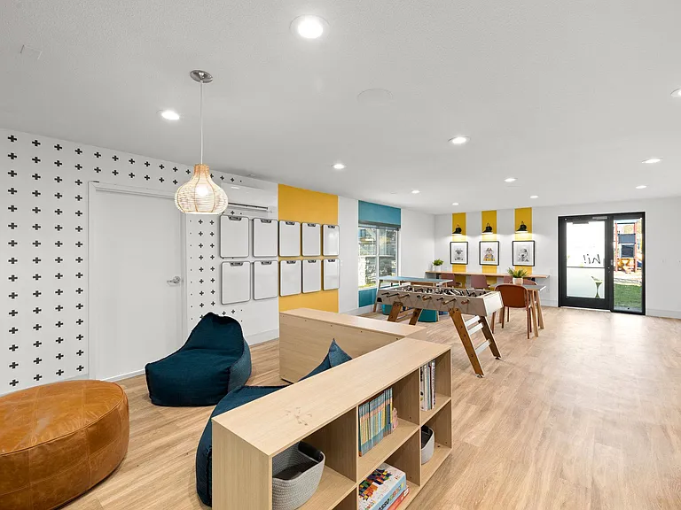 Lake Crest Apartments — Photo 15