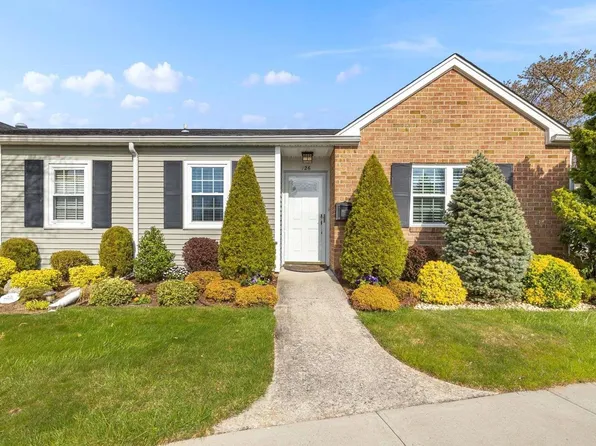 126 Harbor #126, Amityville, NY 11701