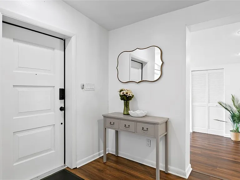 2407 S Lois Ave — Photo 2