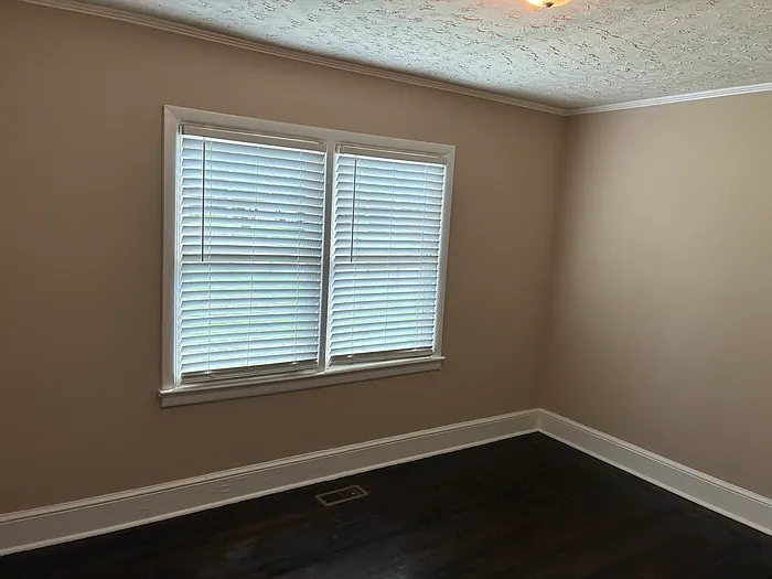 3 bed, 1.0 bath, 988 sqft, $1,050 — Photo 4