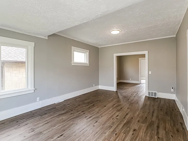 1392278_017_living_room_13193090.jpg