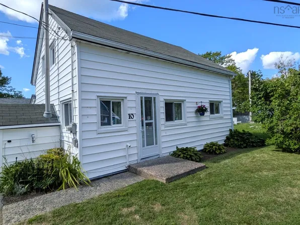 10 Town Lake Rd, Liverpool, NS B0T 1P0