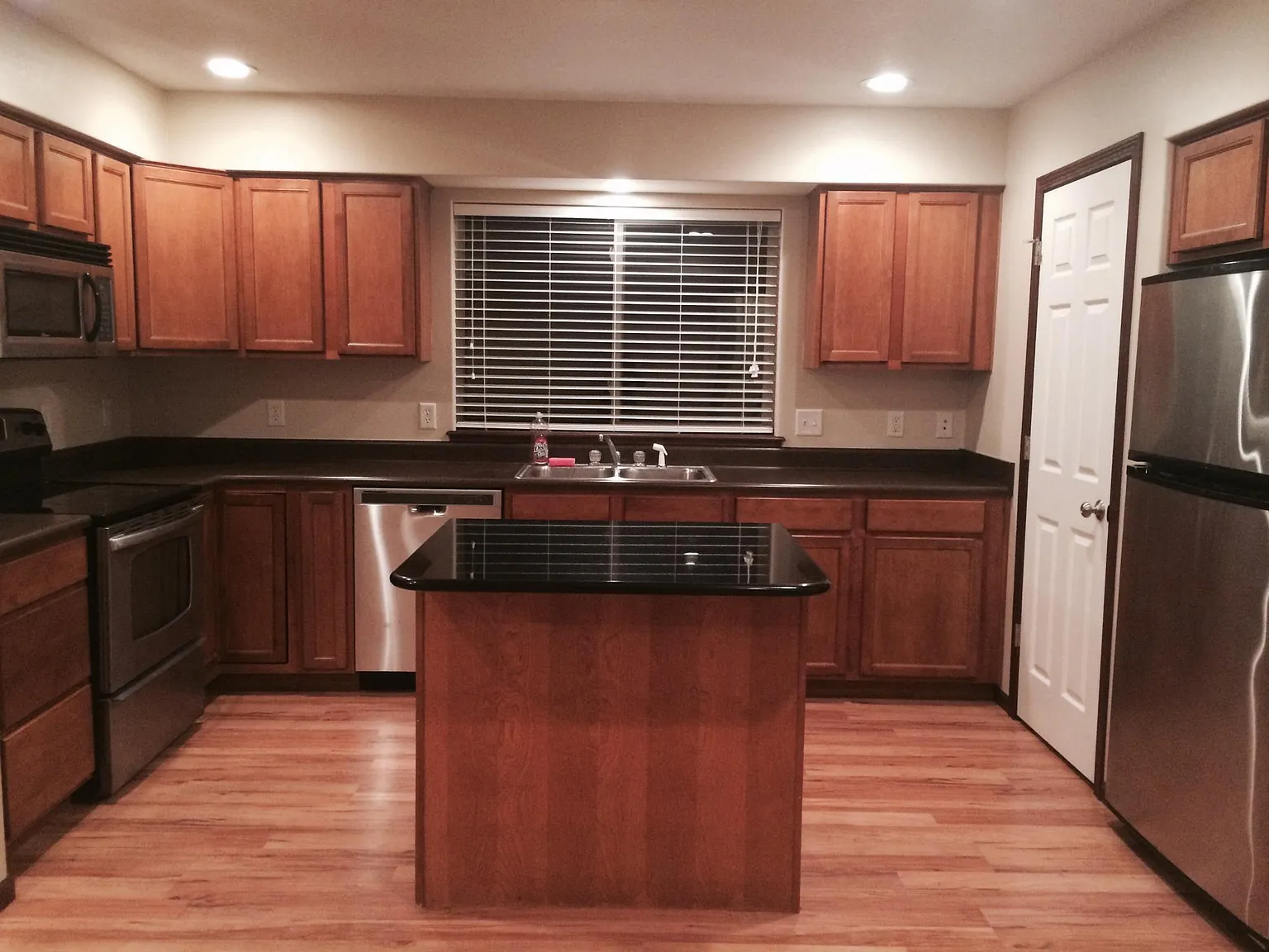 3 bed, 2.5 bath, 1641 sqft, $1,750 — Photo 2