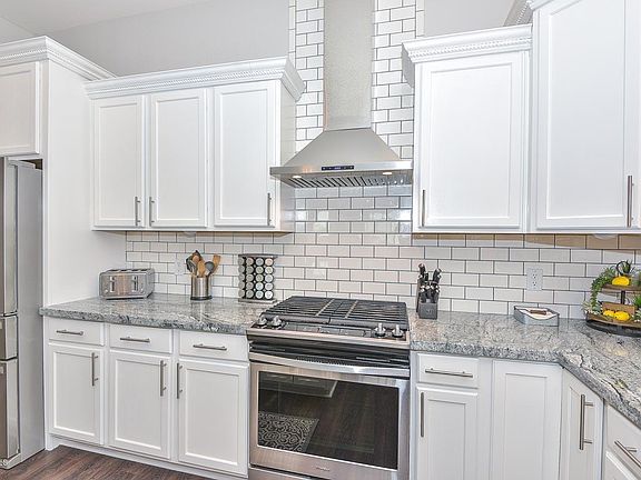 4th image of 17563 W Pershing St